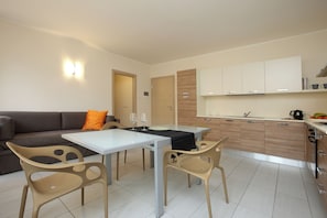 30-inch flat-screen TV with digital channels, TV - Mariposa Apartments (Bardolino)