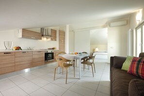 Apartamento, 2 habitaciones, terraza | Zona de estar | Televisión de pantalla plana de 30 pulgadas con canales digitales