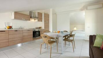 Appartamento, 2 camere da letto, terrazzo | Area soggiorno | TV a schermo piatto 30 pollici con canali digitali, TV