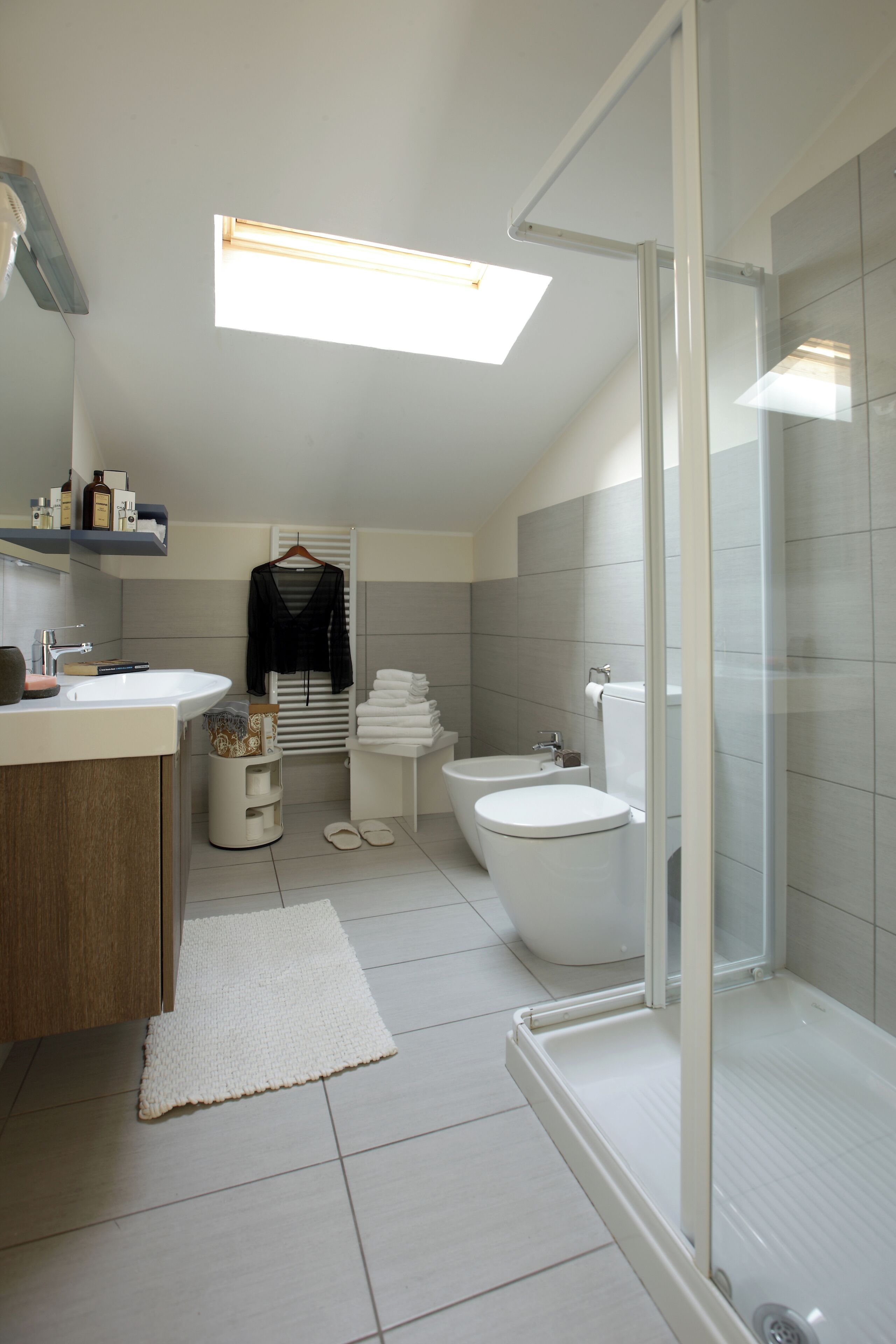 Ein modernes Badezimmer mit Dusche, Toilette, Bidet und Waschbecken.