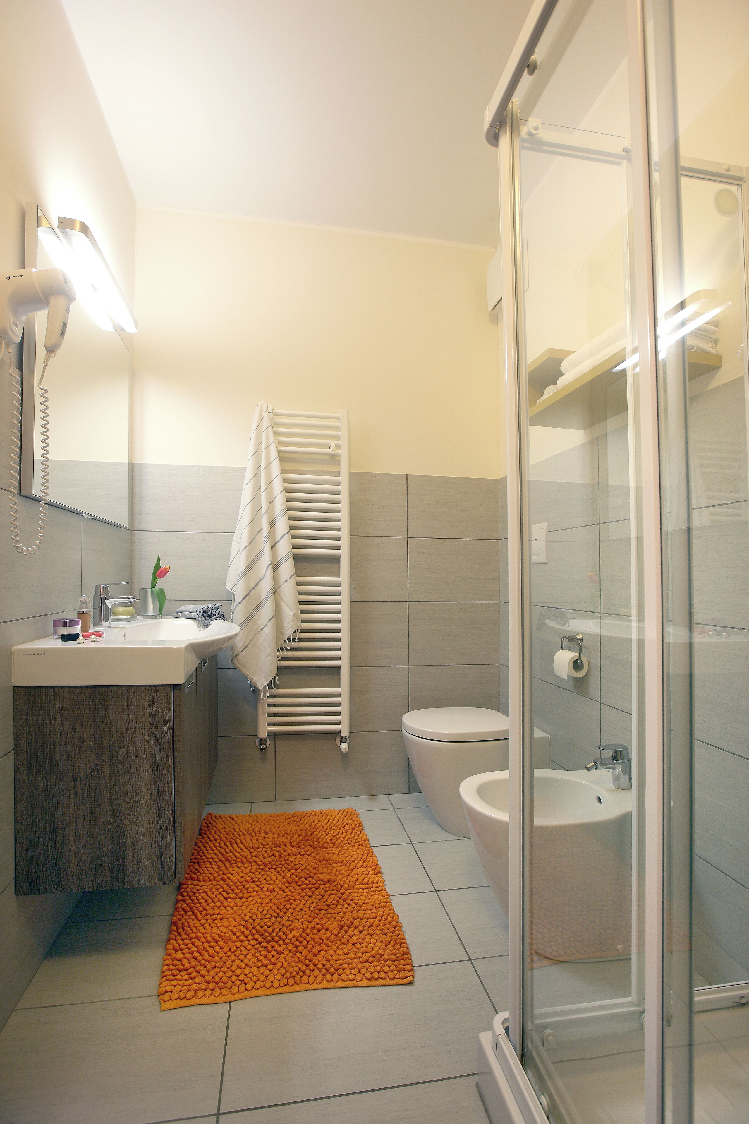 Ein modernes Badezimmer mit Dusche, Toilette und Waschbecken.