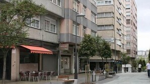 Un immeuble à plusieurs étages abritant un restaurant au rez-de-chaussée, doté d’une terrasse.