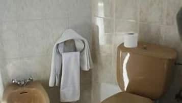 Twin Room | Bathroom