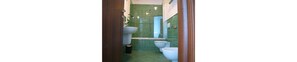 A bathroom with a shower, sink, and toilet. - Hotel Oltremare (Fiumicino)