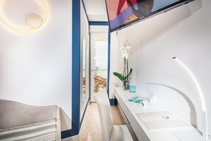 Habitación triple clásica, vista al mar | Caja de seguridad en la habitación, escritorio y wifi gratis
