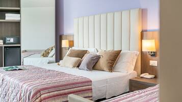 Safe på rommet, skrivebord, wi-fi (inkludert) og sengetøy