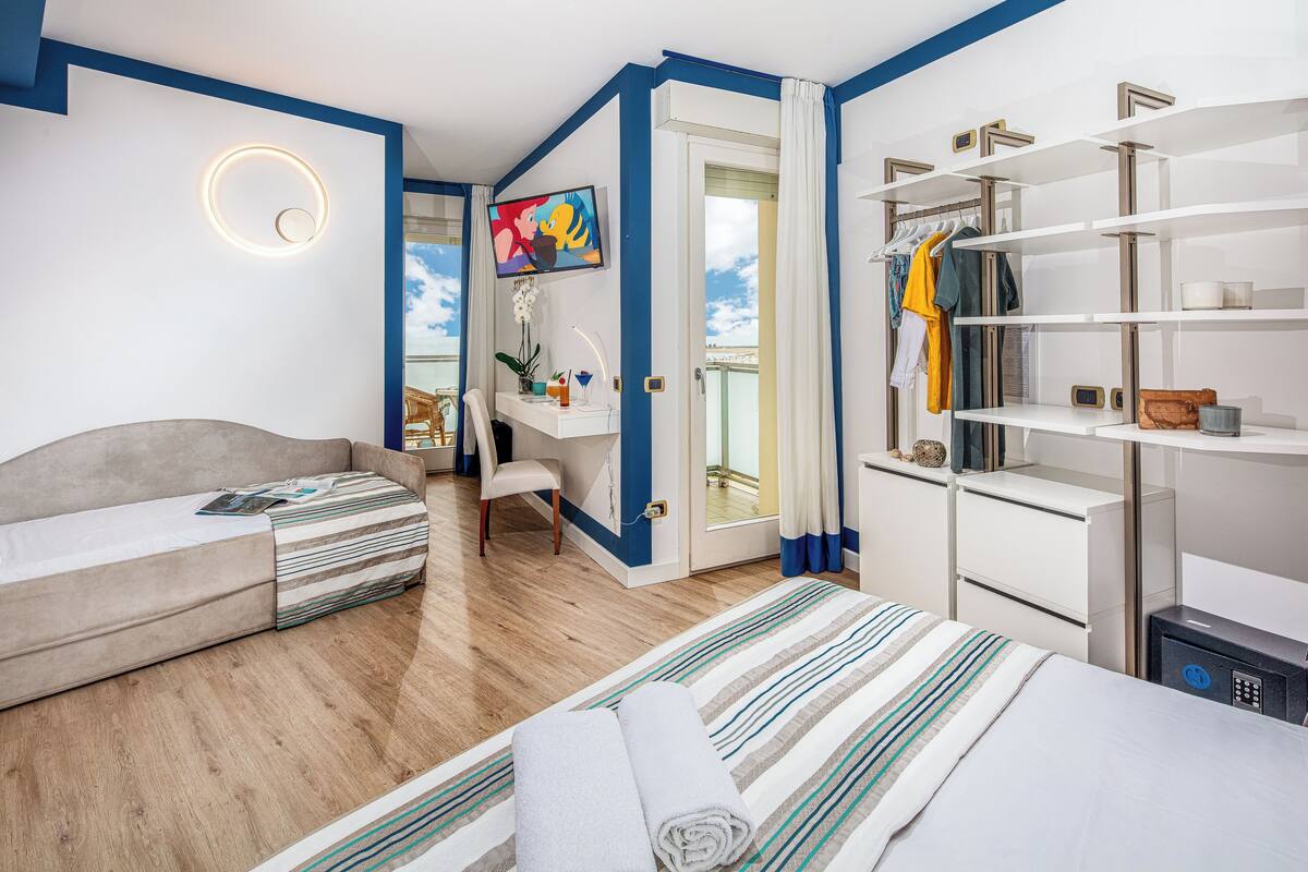 Classic-Dreibettzimmer, Meerblick | Zimmersafe, Schreibtisch, kostenloses WLAN, Bettwäsche