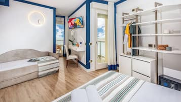 Classic-Dreibettzimmer, Meerblick | Zimmersafe, Schreibtisch, kostenloses WLAN, Bettwäsche