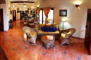 Télévision de 22 pouces avec chaînes par câble, lecteur de DVD