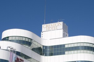 Un moderno edificio de hotel con un cartel llamativo que dice "CRESTON HOTEL".