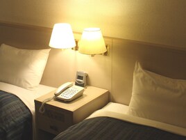 Escritorio, cortinas blackout y tabla de planchar con plancha 