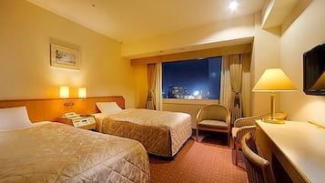 Premium bedding, down duvets, desk, blackout curtains