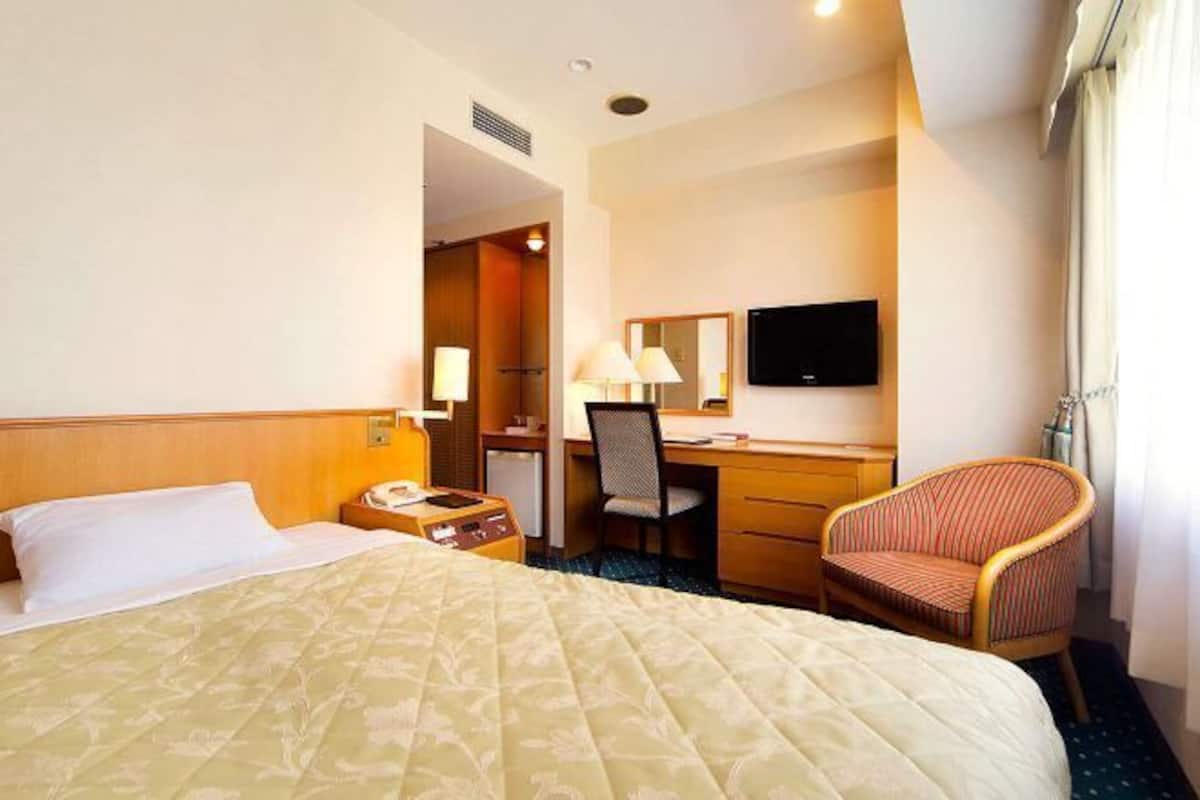 Premium bedding, down duvets, desk, blackout curtains