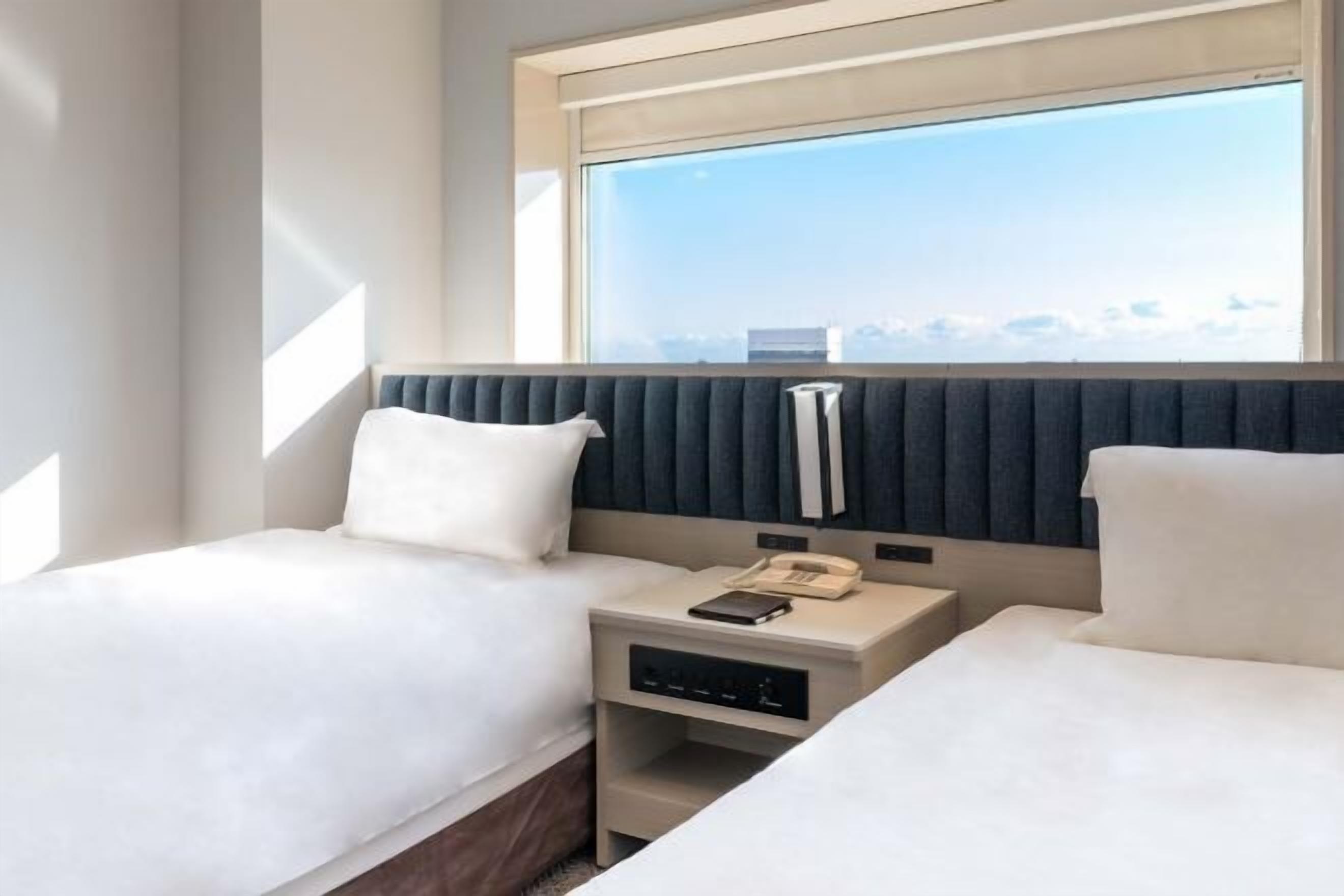 Sengetøy av topp kvalitet, dundyner, skrivebord og blendingsgardiner