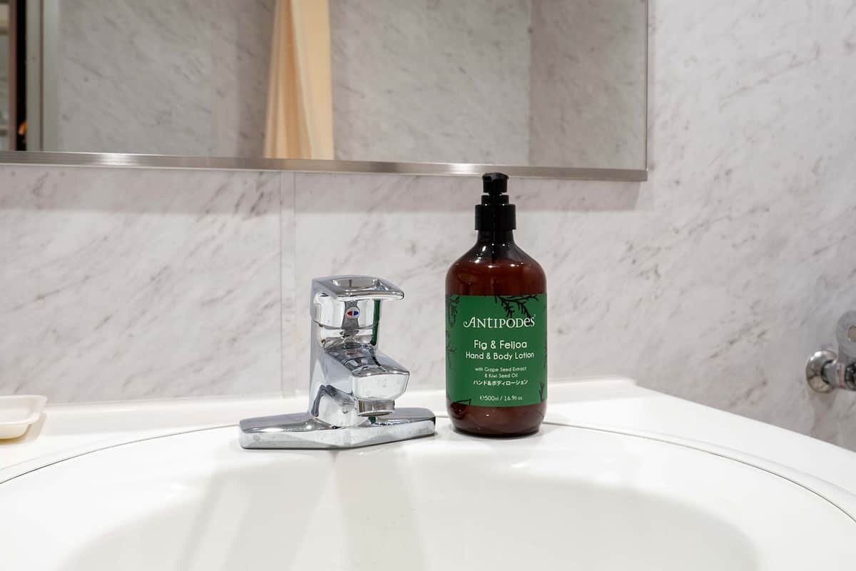 Premium bedding, down duvets, desk, blackout curtains