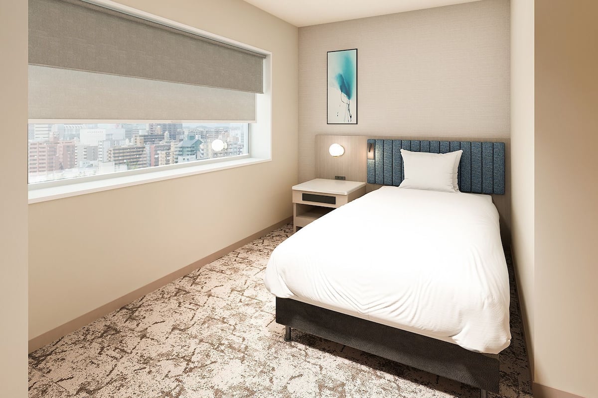Literie de qualité, couette en duvet, bureau, rideaux d’obscurcissement