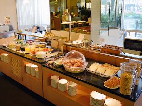 Daily buffet breakfast (JPY 1980 per person)