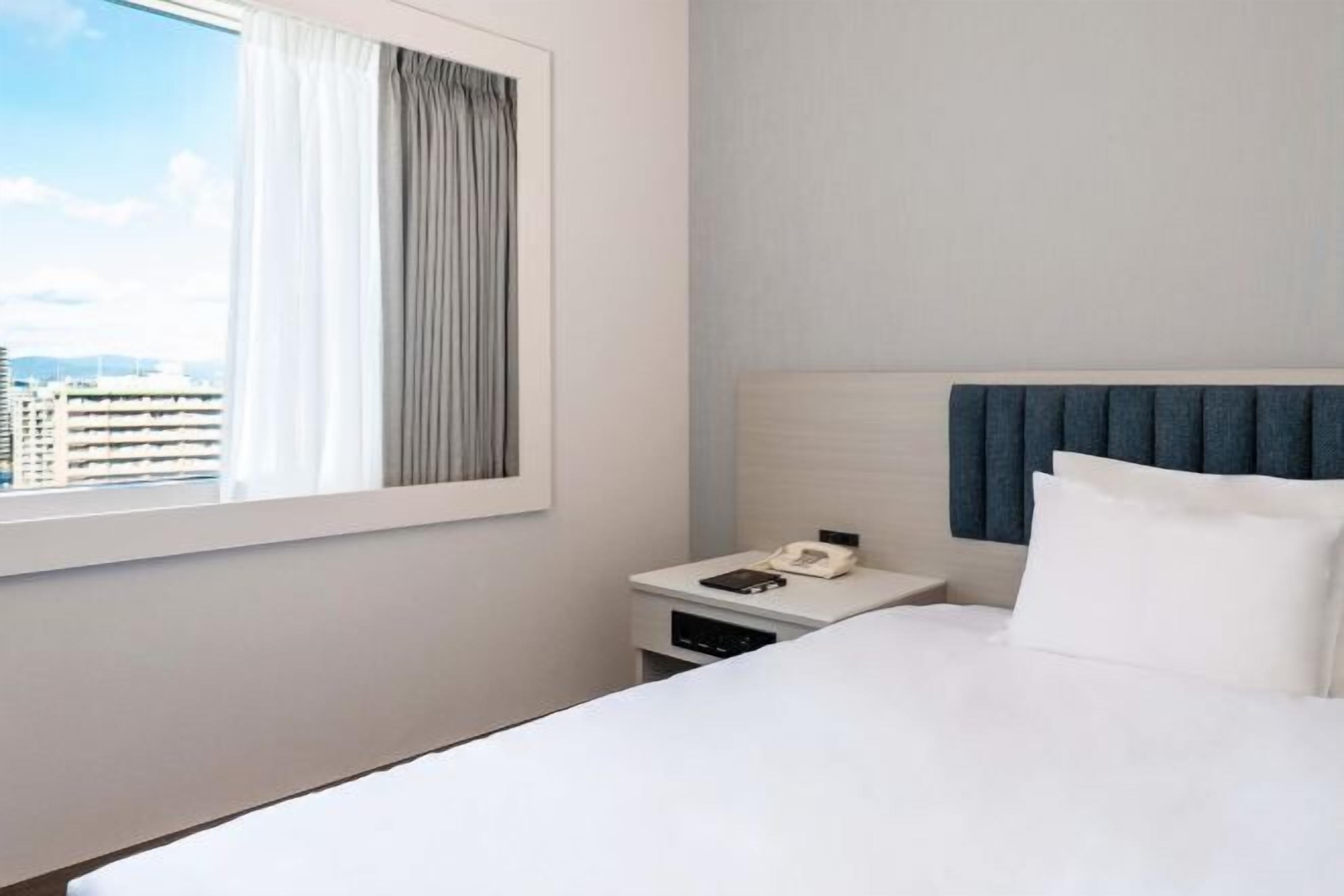 Sengetøy av topp kvalitet, dundyner, skrivebord og blendingsgardiner