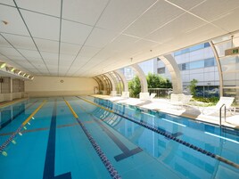 Una piscina cubierta