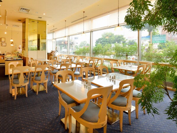 3 restaurants, breakfast, lunch, dinner served; Japanese cuisine
