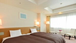 A hotel room with two beds, a small table, two chairs, a lamp, and a window with curtains. - Nagoya Creston Hotel (Nagoya)