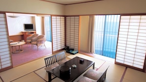 트래디셔널룸, 금연 (Japanese Style, with living room) | 객실 내 금고, 책상, 암막 커튼, 침대 시트