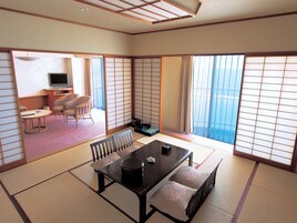 Quarto tradicional, para não fumantes (Japanese Style, with living room) | Cofres nos quartos, escrivaninha, cortinas blackout, roupa de cama