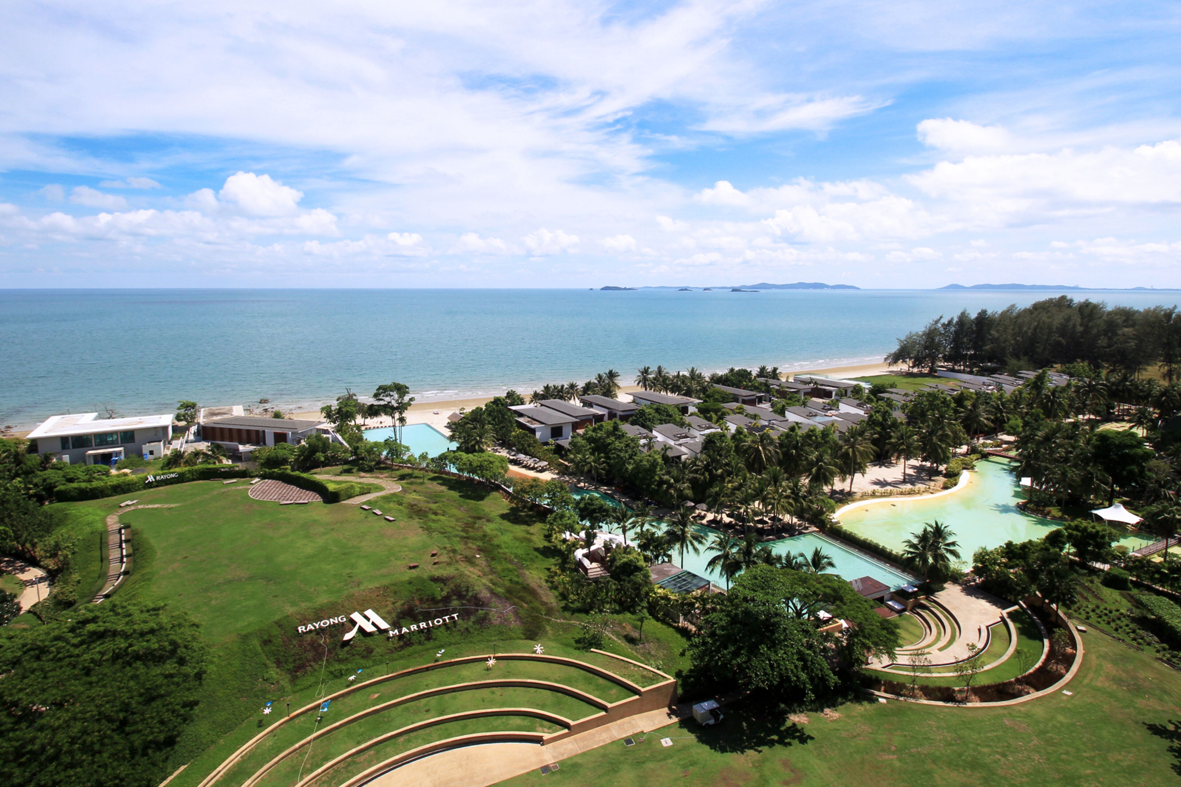 Un resort con piscina, playa y vista al océano.
