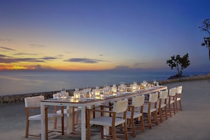 2 restaurants, breakfast, lunch, dinner served; international cuisine