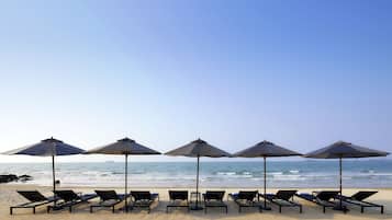Playa privada, camastros, sombrillas y toallas de playa