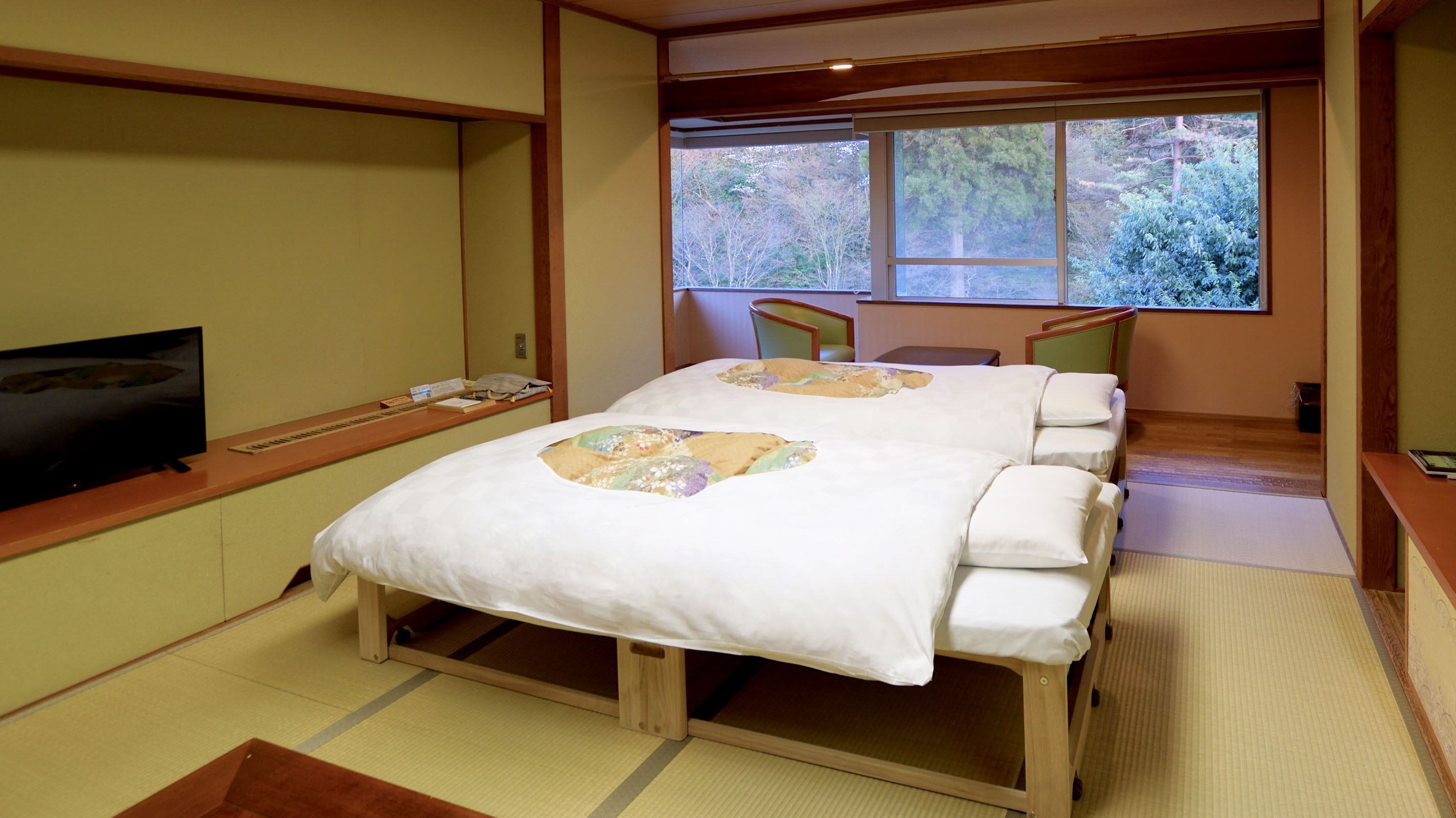 Seprai premium, minibar, brankas, dan setrika/meja setrika
