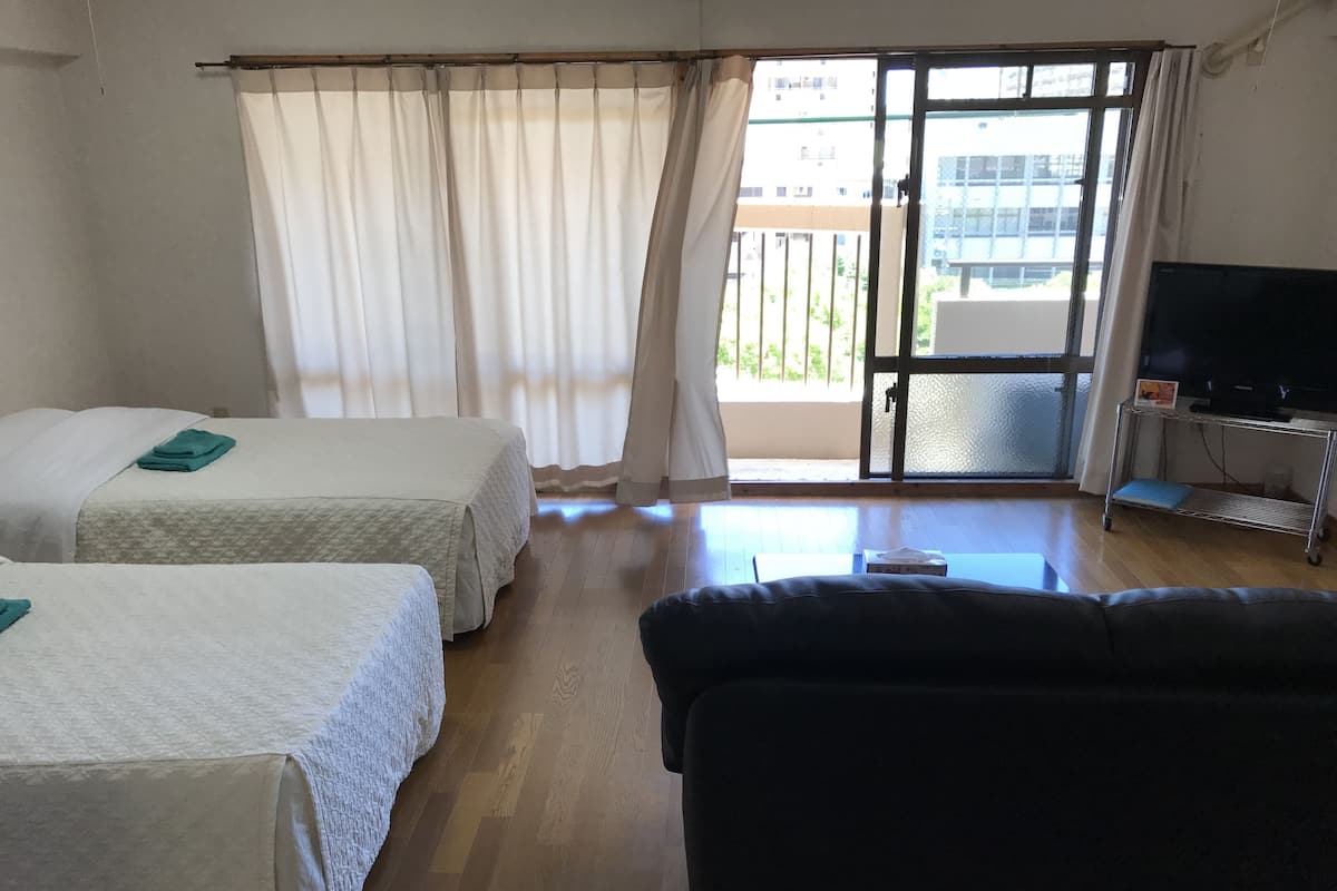 Habitación familiar con 2 camas individuales | Sábanas de algodón egipcio, escritorio, tabla de planchar con plancha