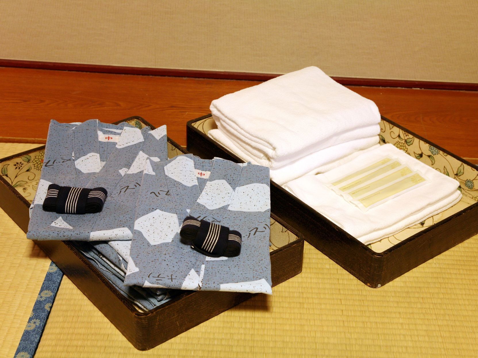 Bathroom amenities | Combined shower/tub, free toiletries, hair dryer, slippers