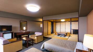 Down comforters, in-room safe, desk, blackout drapes
