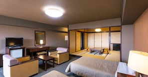 羽絨被、客房內保險箱、書桌、遮光布/窗簾