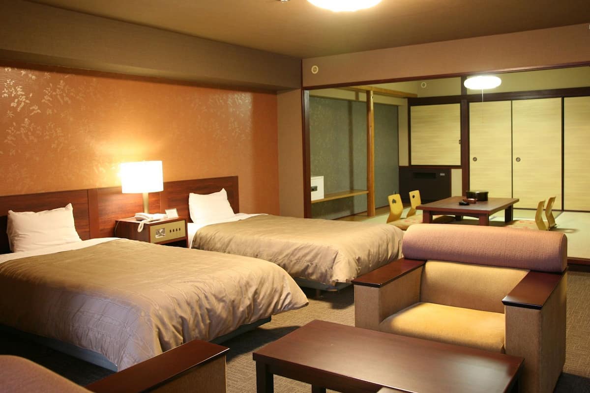 Down comforters, in-room safe, desk, blackout drapes