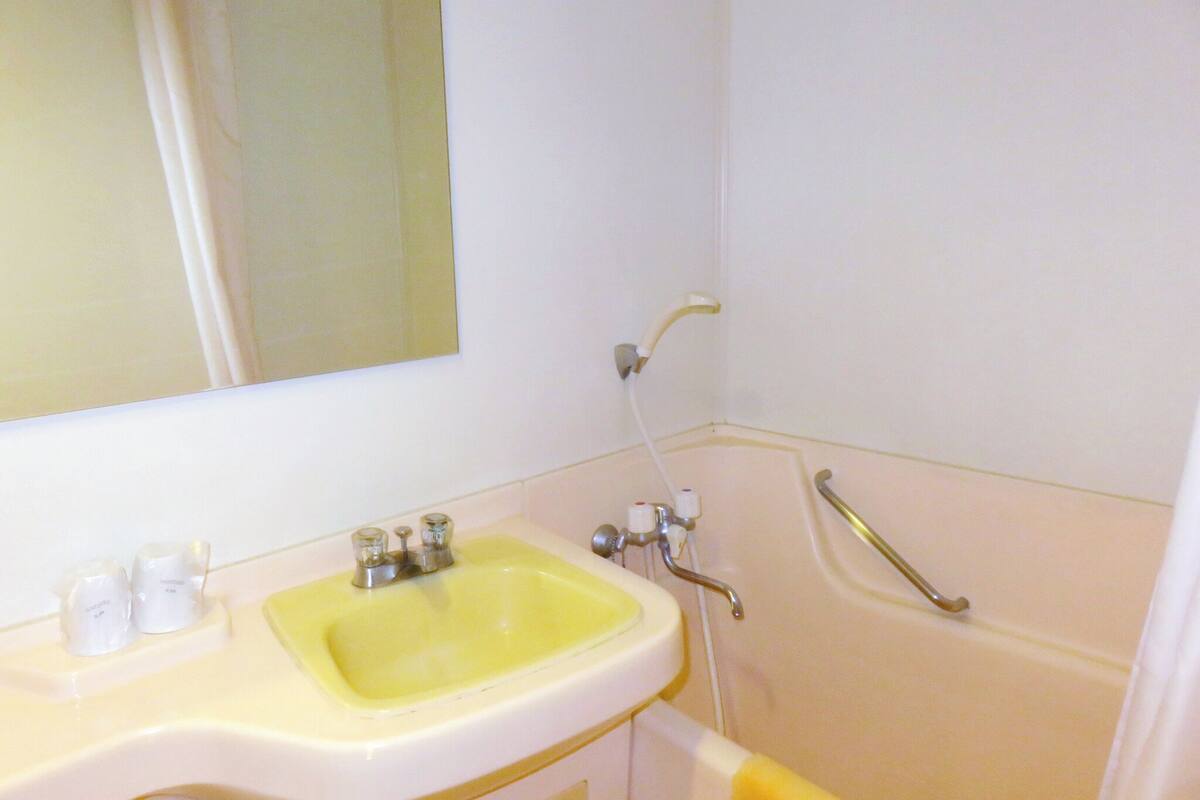 combined shower/bathtub, rainfall showerhead, free toiletries