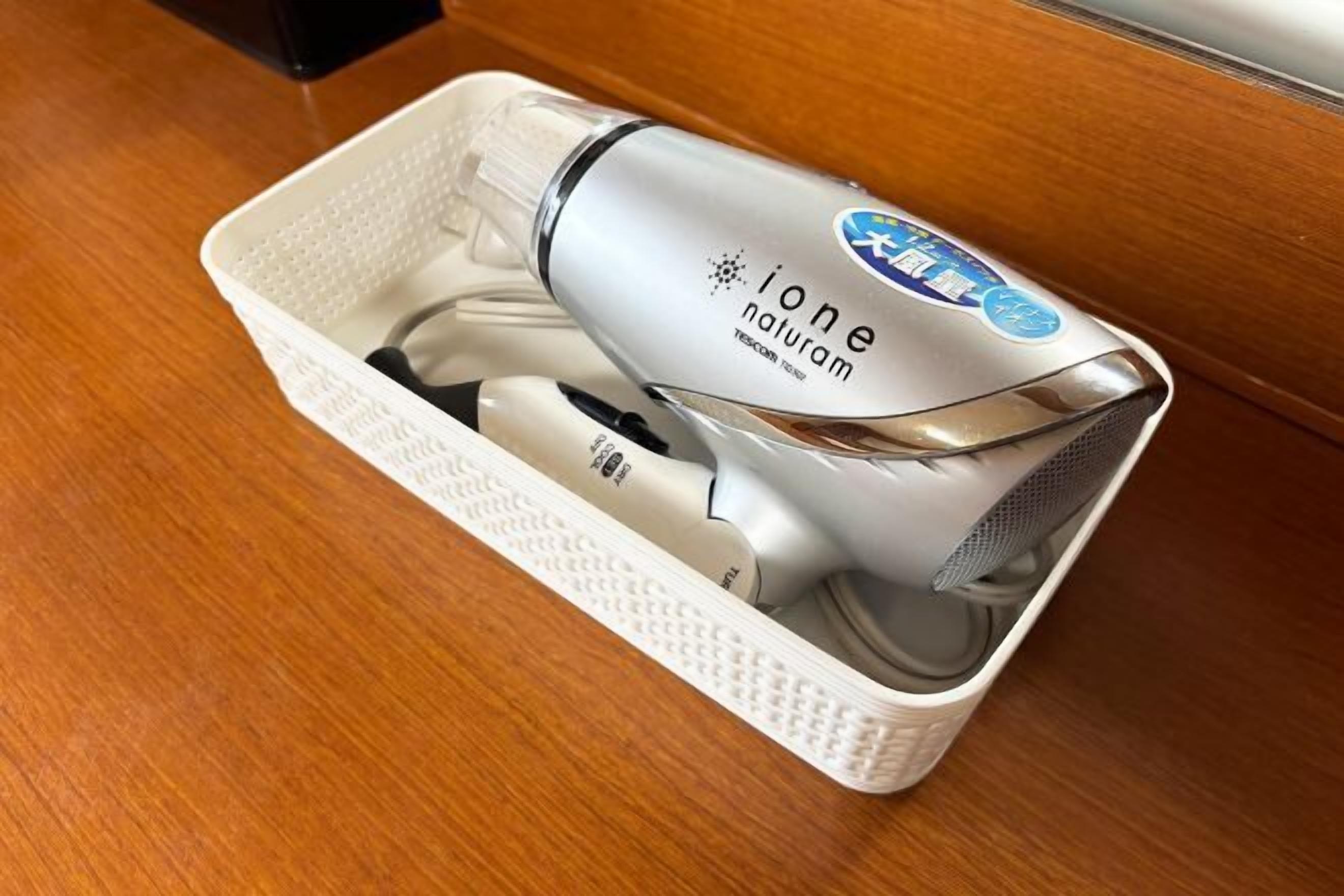 Combined shower/bathtub, free toiletries, hair dryer, slippers