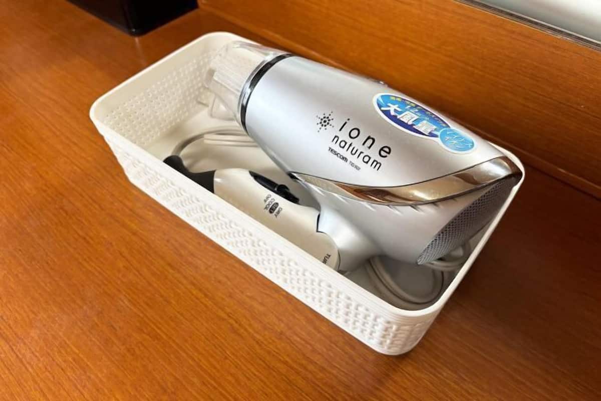 Ensemble douche/baignoire, articles de toilette gratuits, sèche-cheveux