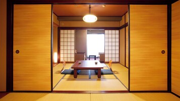 羽毛の掛け布団、セーフティボックス (室内)、デスク、遮光カーテン