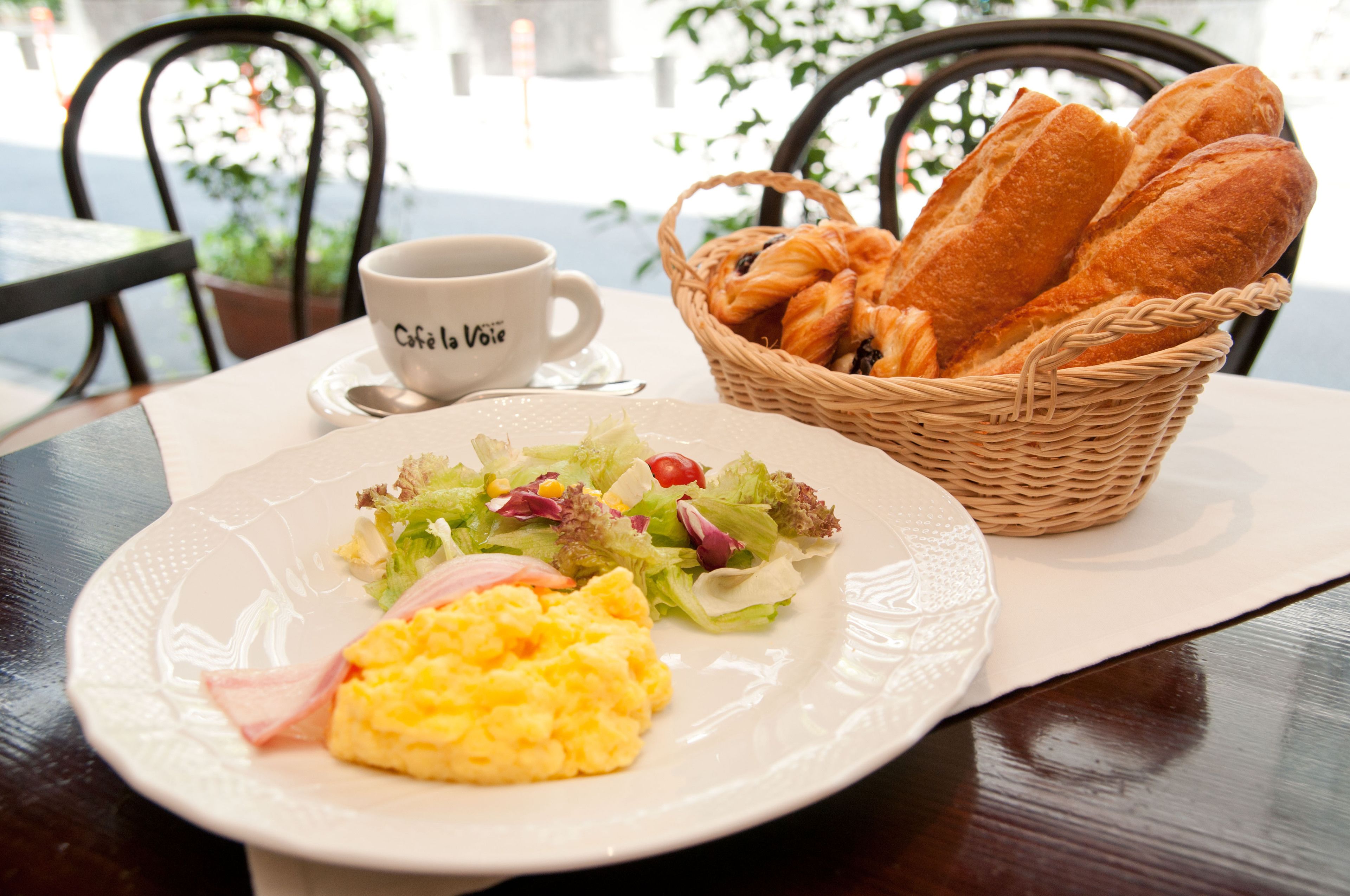 daily cooked-to-order breakfast (jpy 1800 per person)