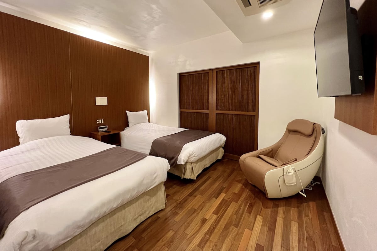 Premium bedding, desk, free WiFi, bed sheets