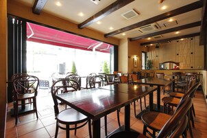 Se ofrece un desayuno a la carta (1800 JPY por persona)