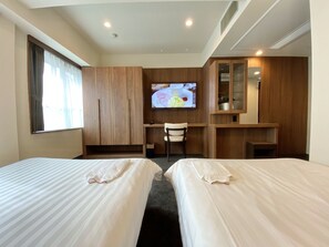 Premium bedding, desk, free WiFi, bed sheets - Kadoya Hotel (Tokyo)