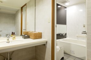 シャワー付き浴槽、ヘアドライヤー、スリッパ、ビデ