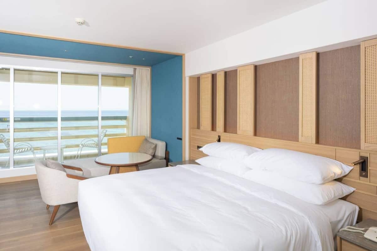Habitación doble Deluxe, para no fumadores, vista al océano (Renovated, Ages3-5 pay 2200JPY/night) | Caja de seguridad en la habitación, escritorio y insonorización