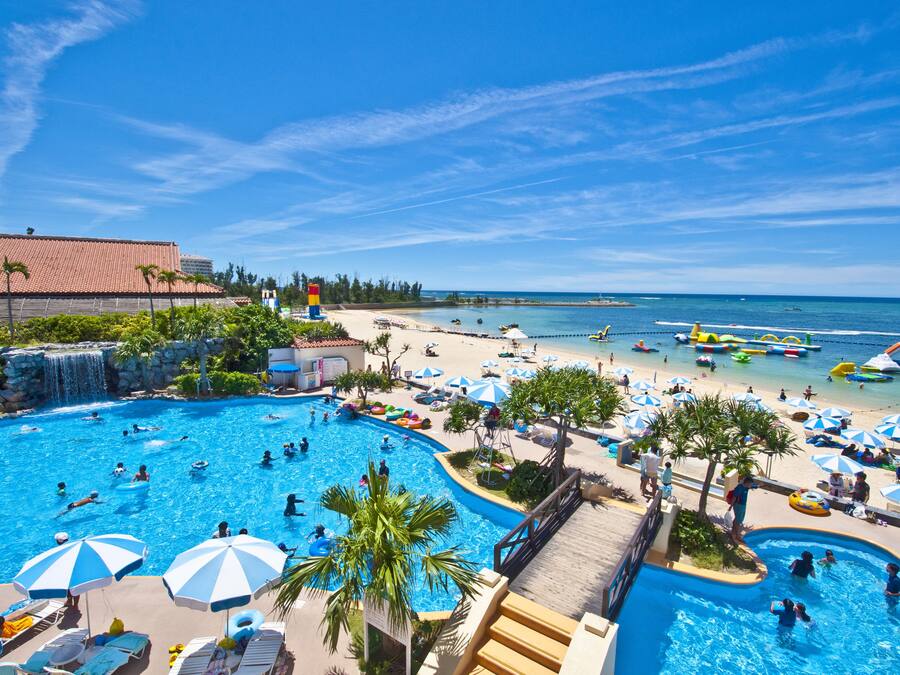 Innendørsbasseng, utendørsbasseng og solsenger