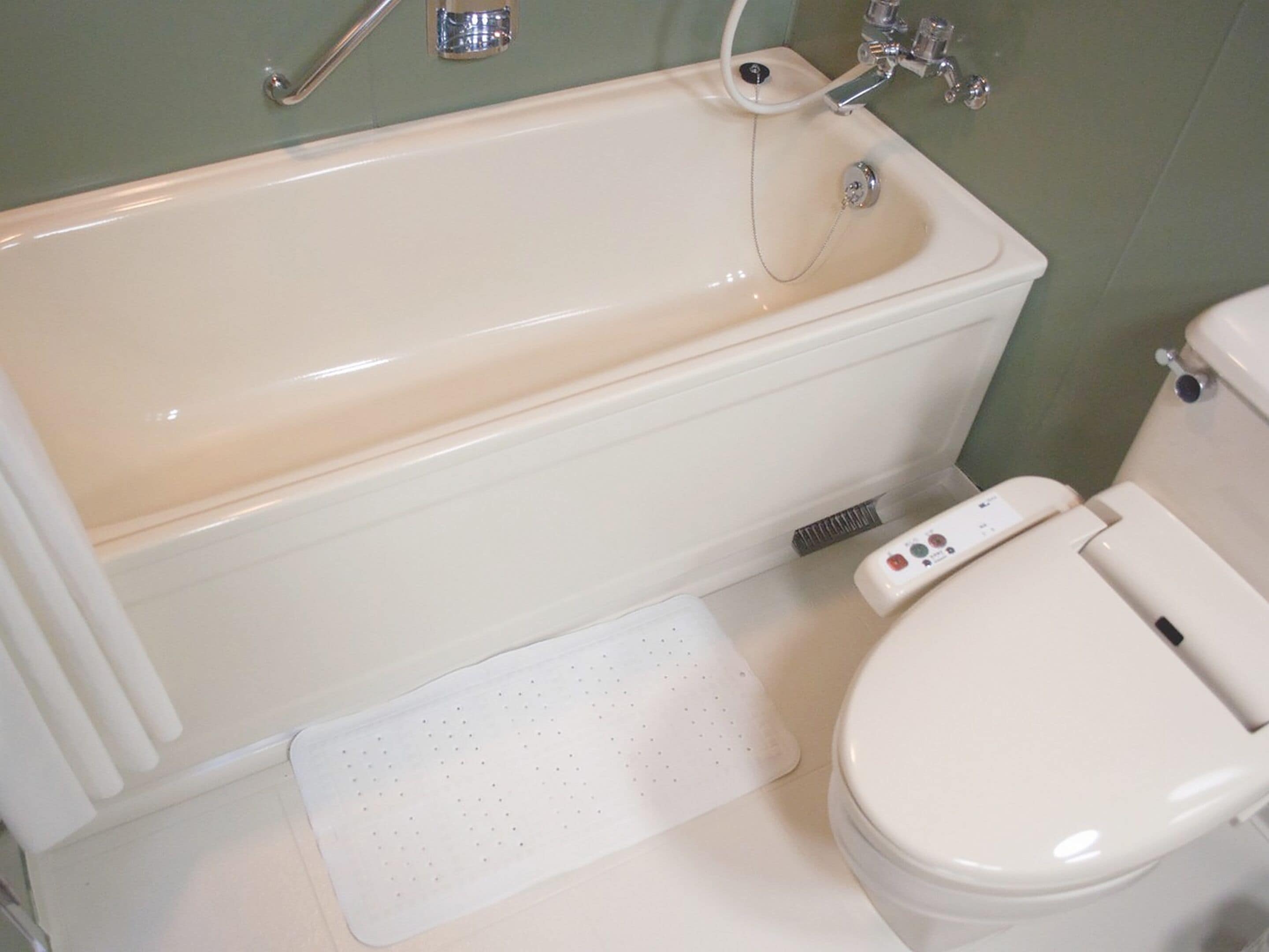 combined shower/bathtub, free toiletries, hair dryer, slippers