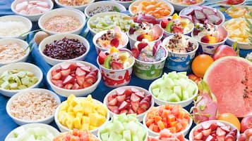 Verschillende schalen met fruit op een tafel.