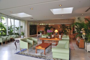Lobby sitting area - Rizzan Sea Park Hotel Tancha Bay (Onna)
